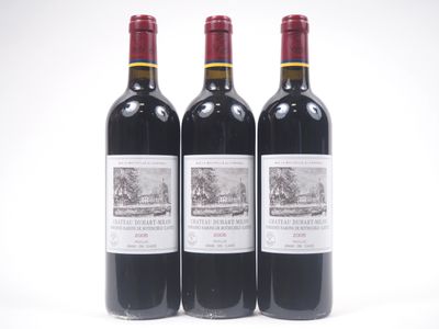 trois bouteilles de vin rouge posées l'une à côté de l'autre sur une surface blanche