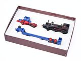 trois petits trains dans une boîte posée sur une surface blanche