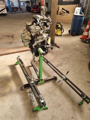 un petit moteur posé sur un support dans un garage