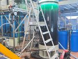 une grande machine installée à l'intérieur d'un bâtiment