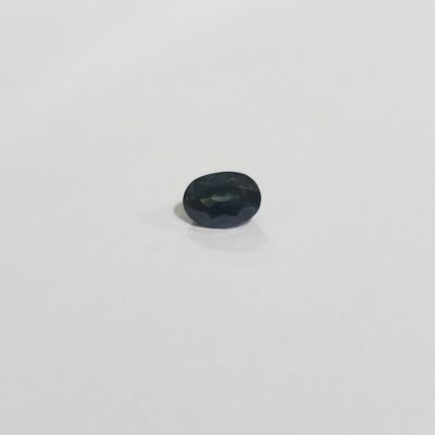 un diamant noir sur une surface blanche