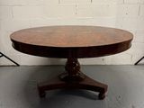 une image d'une table ronde avec un plateau en bois