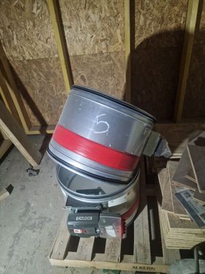 un pot en métal posé sur une palette en bois