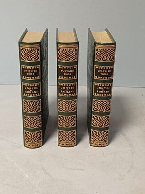 deux livres posés l'un à côté de l'autre sur une table