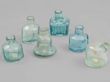 de nombreuses bouteilles en verre alignées sur une table