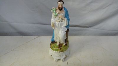 figurine représentant un homme tenant une fleur à la main