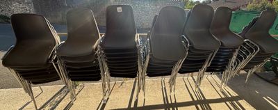 de nombreuses chaises posées sur le trottoir
