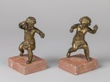 une paire de figurines en bronze représentant un garçon et une fille, posées sur des socles en marbre