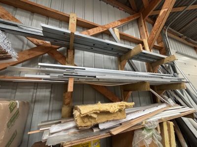plusieurs pièces de bois sont empilées dans un entrepôt