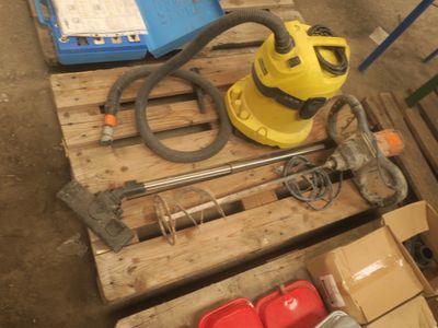 un sèche-cheveux jaune posé sur une palette à côté d'autres objets