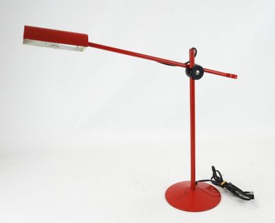 une image représentant une lampe de bureau rouge sur fond blanc