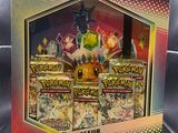 une boîte de cartes à collectionner Pokémon exposée dans un magasin