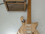 une guitare et un ampli posés l'un à côté de l'autre sur une table