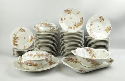 beaucoup d'assiettes et de bols empilés les uns sur les autres