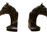 une paire de serre-livres en forme de tête de cheval sur fond blanc