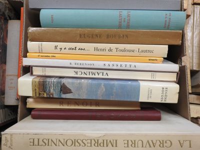 de nombreux livres empilés les uns sur les autres