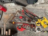 un grand nombre d'outils posés sur le sol