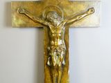 Jésus sur la croix, avec le mot « Jésus » inscrit dessus