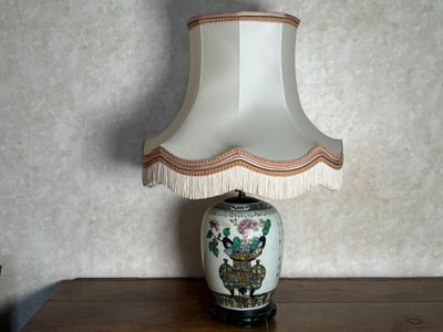 une lampe posée sur une table et munie d'un abat-jour