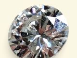 gros plan d'un diamant sur une surface blanche