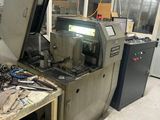 une machine placée au milieu d'une pièce