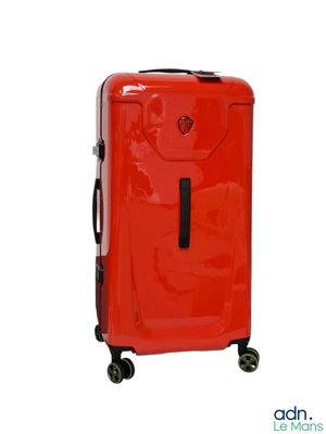 une valise rouge à roulettes sur fond blanc