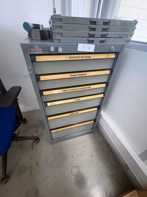 une photo d'une armoire métallique à tiroirs dans une pièce