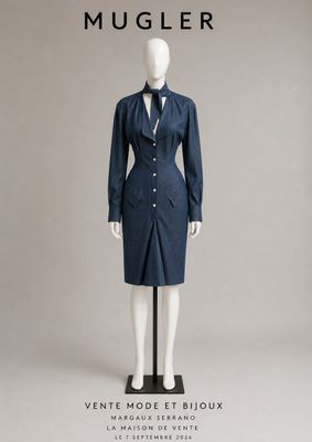 une photo d'un mannequin vêtu d'un costume bleu et d'une cravate