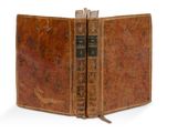 un vieux livre ouvert, laissant apparaître un autre livre sur lequel est glissé un marque-page