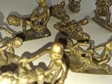 de nombreuses figurines représentant des personnes réunies autour d'une table