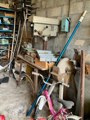 une photo d'un vélo dans un garage, avec des outils