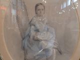 une photo d'une femme assise sur une chaise dans une pièce
