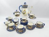 plusieurs tasses et soucoupes et une théière sur la table