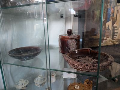 a glass display case filled with different types of vases
