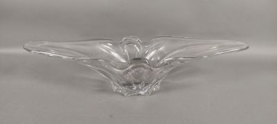 une image représentant un saladier en verre transparent sur fond blanc