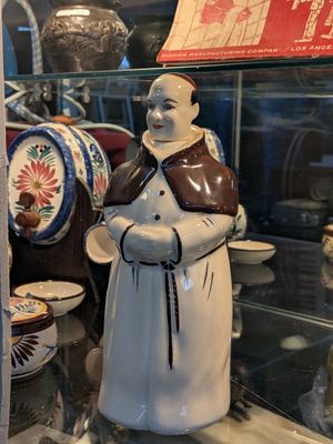 une figurine représentant un moine, exposée dans une vitrine