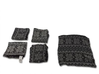 quatre pièces de tricot noir et blanc posées sur un fond blanc