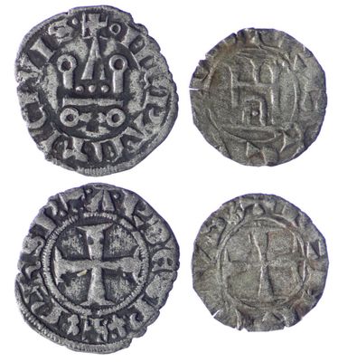 trois pièces d'argent sur lesquelles figurent une croix et une couronne