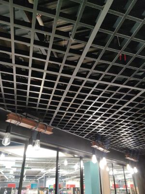 un plafond auquel sont suspendus plusieurs luminaires