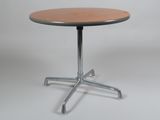 une petite table avec un plateau en bois sur fond blanc