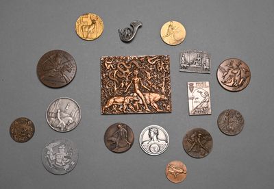 a lot of coins that are on the table