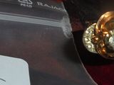 une bague en or surmontée d'un diamant