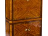 une armoire ancienne en bois avec un plateau en marbre et des tiroirs