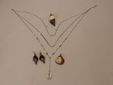 une photo d'un ensemble composé d'un collier et de boucles d'oreilles posé sur une table