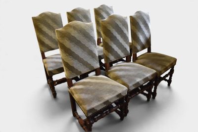 quatre chaises qui sont assises l'une à côté de l'autre
