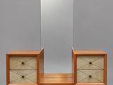 une commode en bois surmontée d'un miroir