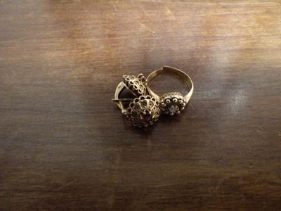 une bague posée sur une table en bois
