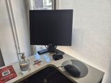 un bureau d'ordinateur équipé d'un écran et d'une souris