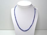 gros plan d'un collier sur un présentoir pour mannequin