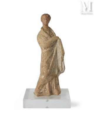 statue d'une femme vêtue d'une longue robe, avec un châle autour du cou